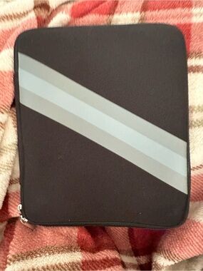 I Pad/Tech device cover black and gray design